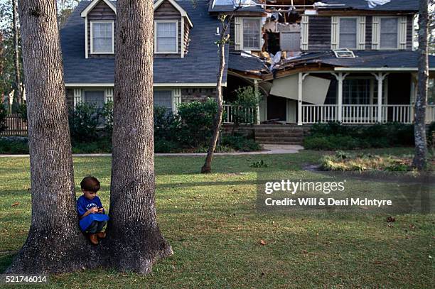 house damage from hurricane hugo - 1989 hurricane hugo stock-fotos und bilder