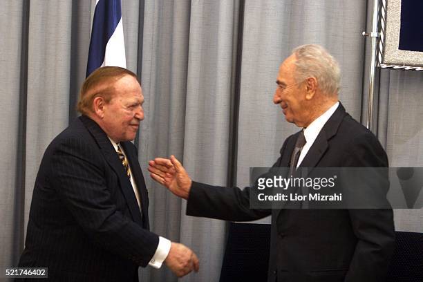 Philanthropist Sheldon Adelson speaks to Israeli President Shimon Peres during a ceremony in The President house on August 12, 2007 in Jerusalem,...