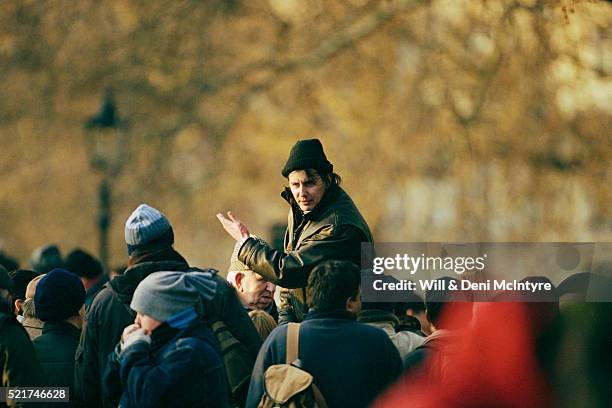 speaker at speaker's corner in hyde park - speakers corner imagens e fotografias de stock