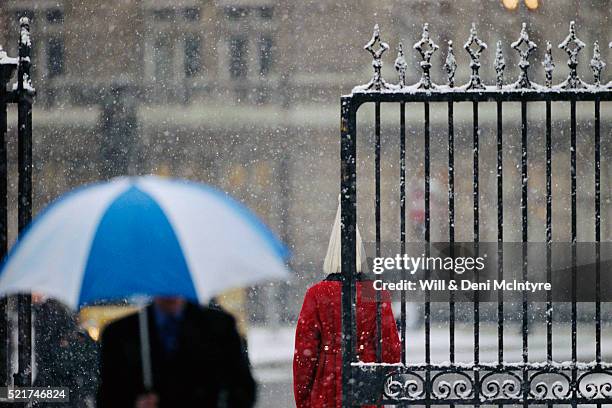 sentry at buckingham palace in winter - buckingham palace gates stock pictures, royalty-free photos & images