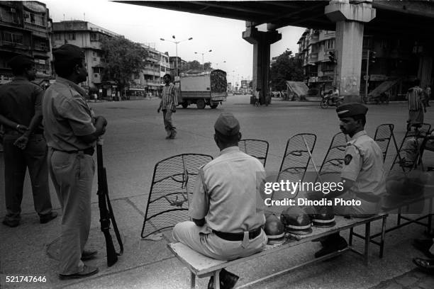 police bandobast, security at mohammed ali road, bombay mumbai, maharashtra, india - indian police officer image with uniform stockfoto's en -beelden