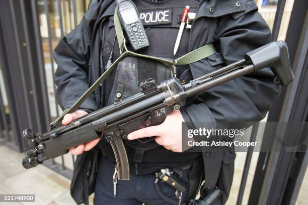 armed police officer protecting the american embassy in grosvenor square, london, uk. - terrorbekämpfung stock-fotos und bilder