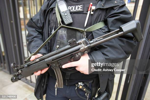 armed police officer protecting the american embassy in grosvenor square, london, uk. - counter-terrorism stock pictures, royalty-free photos & images