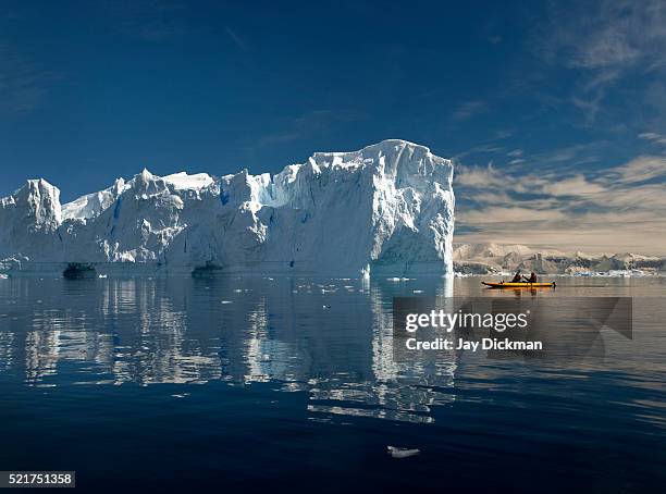 sea kayaking in the antarctic - straat drake stockfoto's en -beelden