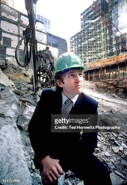 donald trump in construction site of trump tower, fifth avenue, new york city, 1980. - donald trump hard hat fotografías e imágenes de stock