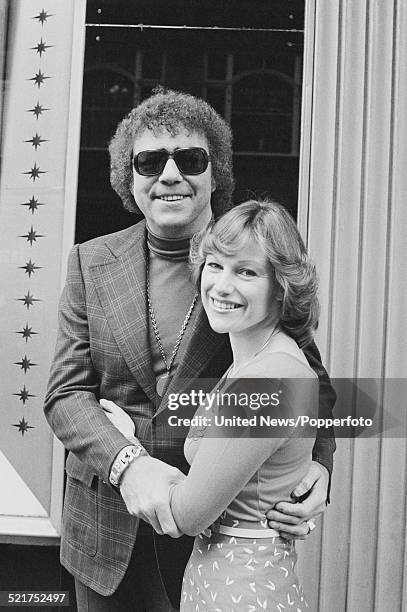 English singers Lennie Peters and Dianne Lee of the pop duo Peters and Lee posed together in London on 2nd April 1980.