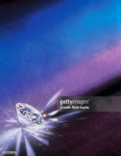 diamond and light streaks - diamante pedra preciosa - fotografias e filmes do acervo