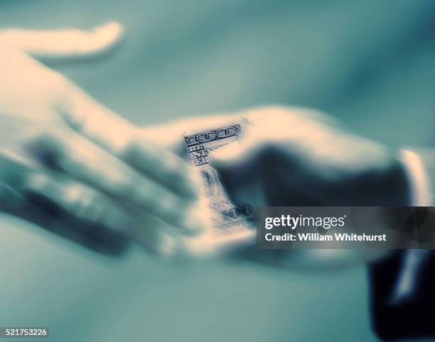 hands accepting bribery - corrupcion fotografías e imágenes de stock