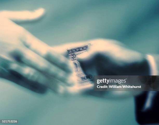 hands accepting bribery - corruption - fotografias e filmes do acervo