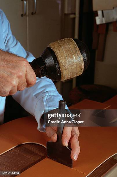 close-up of hands cutting out leather - maroquinerie photos et images de collection