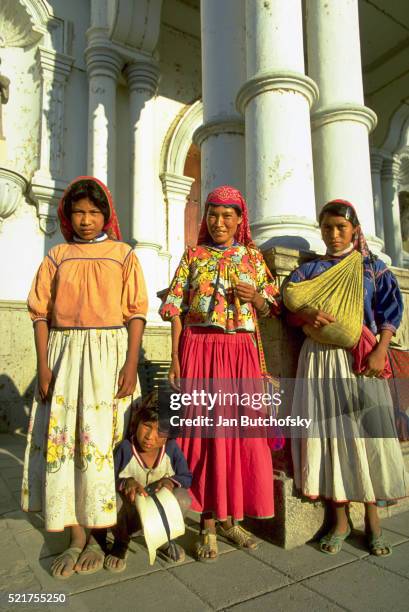 huichol women - huichol fotografías e imágenes de stock