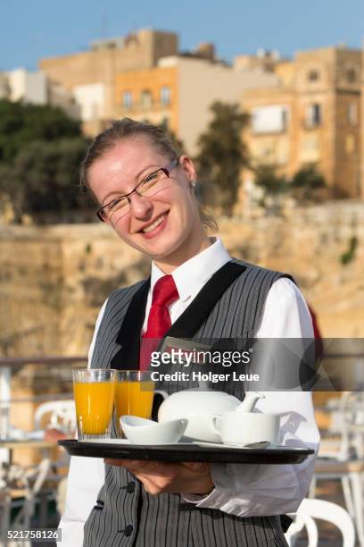 friendly stewardess janine serves breakfast aboard cruise ship ms deutschland (reederei peter deilma - ms deutschland cruise ship stock-fotos und bilder