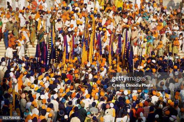 sikh devotees congregate sachkhand saheb gurudwara consecration perpetual guru granth sahib 30th october 2008, nanded - sikh fotografías e imágenes de stock