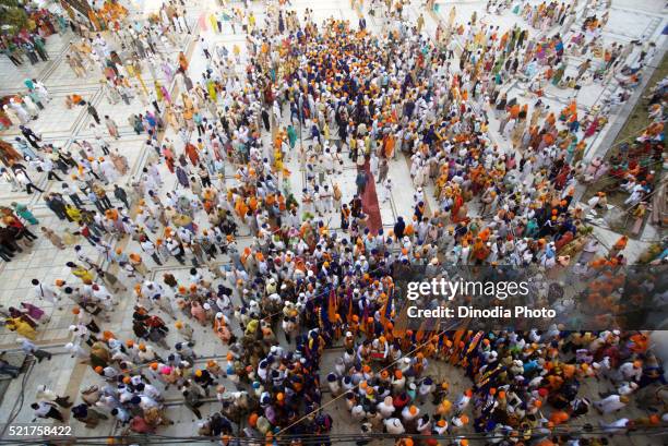 sikh devotees taking part in procession sachkhand saheb gurudwara consecration of perpetual guru granth sahib nanded - indian temples stock-fotos und bilder