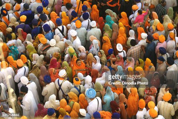 sikh devotees taking part procession sachkhand saheb gurudwara consecration perpetual guru granth sahib nanded, maharashtra - sikhism stock-fotos und bilder