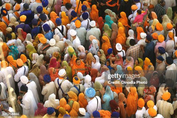 sikh devotees taking part procession sachkhand saheb gurudwara consecration perpetual guru granth sahib nanded, maharashtra - sikhisme stockfoto's en -beelden