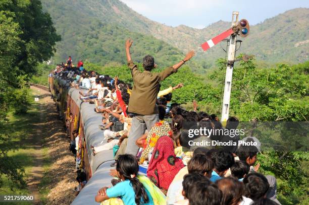 people taking risk while travelling on roof of train, gram ghat, marwar junction, rajasthan, india - brockenbahn stock-fotos und bilder
