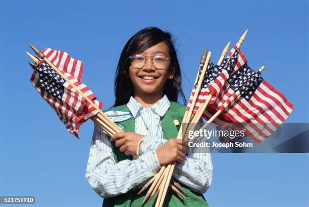 girl scout holding american flags - girl scouts of america imagens e fotografias de stock