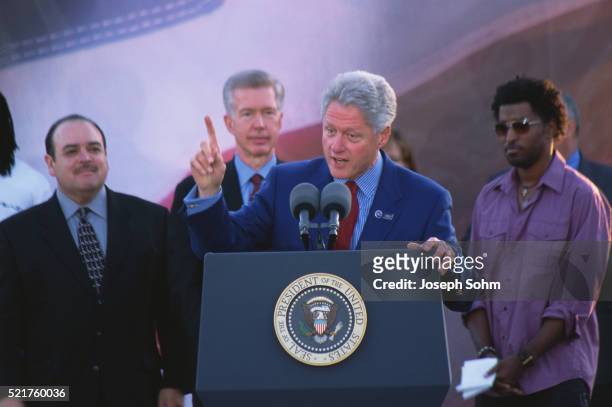 bill clinton speaking at presidential rally - élections présidentielles des états unis photos et images de collection