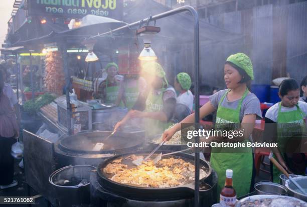 thailand, nakhon sawan, night market - provinz nakhon sawan stock-fotos und bilder