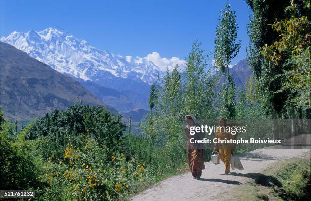 pakistan, hunza valley, karimabad - hunza valley stock-fotos und bilder
