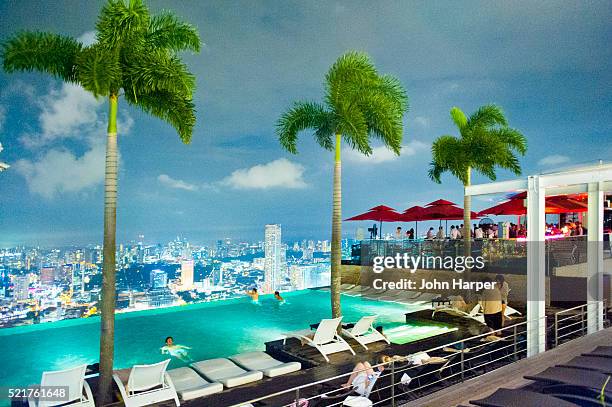 infinity pool, skypark, marina bay sands hotel, singapore - pool marina bay sands hotel singapore stock pictures, royalty-free photos & images