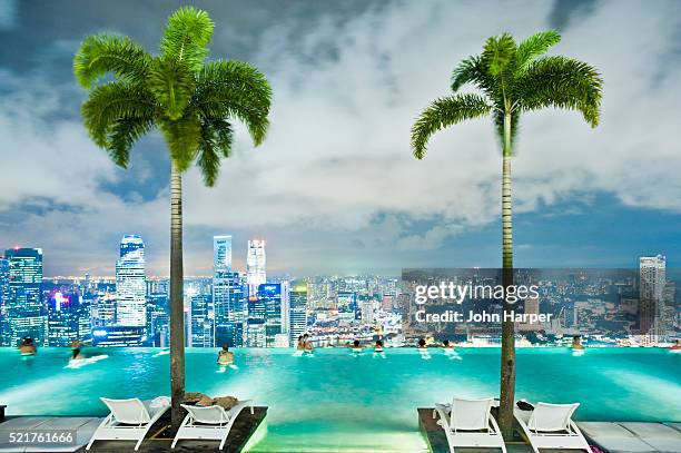 infinity pool, skypark, marina bay sands hotel, singapore - pool marina bay sands hotel singapore fotografías e imágenes de stock