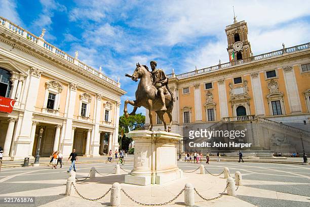 piazza del campidoglio with equestrian staute of marcus aurelius - capitolio fotografías e imágenes de stock