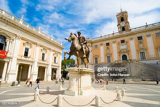 piazza del campidoglio with equestrian staute of marcus aurelius - campidoglio foto e immagini stock