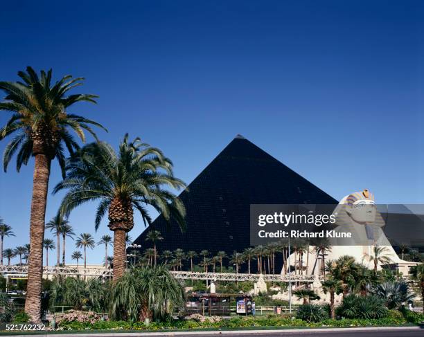 luxor hotel and casino - las vegas pyramid hotel stock pictures, royalty-free photos & images