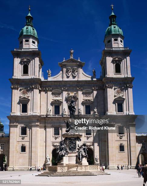 statues outside salzburg cathedral - catedral de salzburgo imagens e fotografias de stock