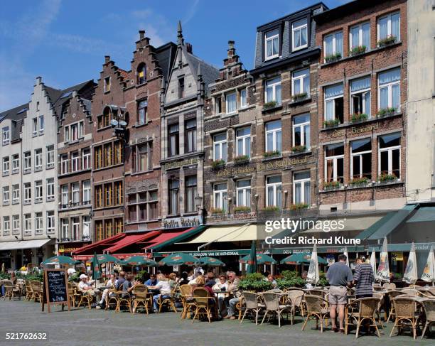 people eating at sidewalk cafes - stadt antwerpen belgien stock-fotos und bilder
