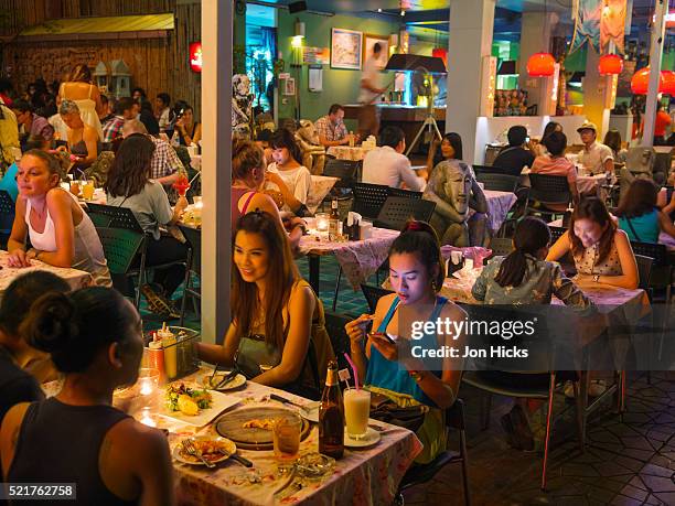 tourist restaurant in bangkok - khao san road stock pictures, royalty-free photos & images
