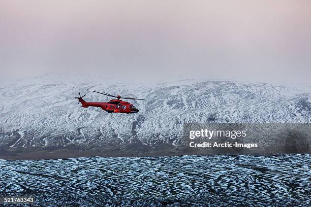 helicopter flying, snow covered landscape, iceland - helicopter photos et images de collection