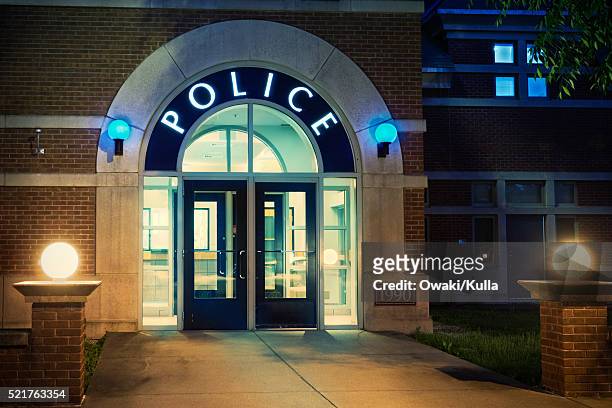 entrance to police station - police station - fotografias e filmes do acervo