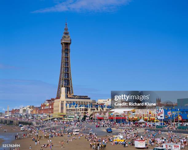 blackpool tower and pleasure beach - blackpool-lancashire stockfoto's en -beelden