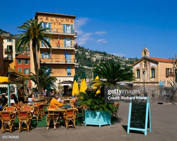 sidewalk cafe in villefranche-sur-mer - villefranche sur mer imagens e fotografias de stock