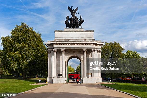 wellington arch in london - hyde park london stock-fotos und bilder