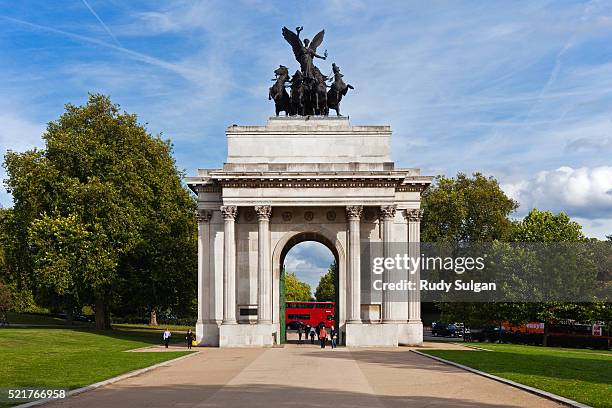 wellington arch in london - hyde park londen stockfoto's en -beelden