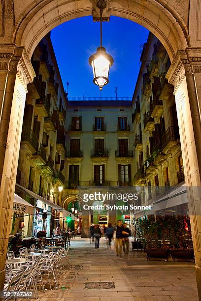 the barri gotic at night, barcelona, spain - barcellona night foto e immagini stock