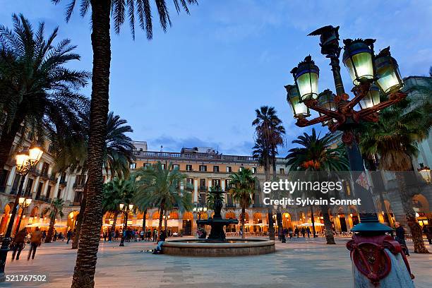 the placa reial in the barri gotic, barcelona, spain - barcelona night stockfoto's en -beelden
