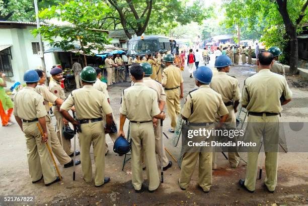 police on guard at, mulund, bombay, mumbai, maharashtra, india - indian policewoman stock pictures, royalty-free photos & images