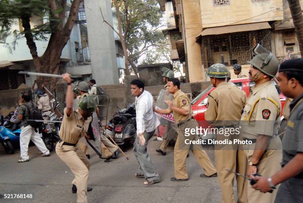 police charging at man in bombay, mumbai, maharashtra, india - indian police officer image with uniform stockfoto's en -beelden