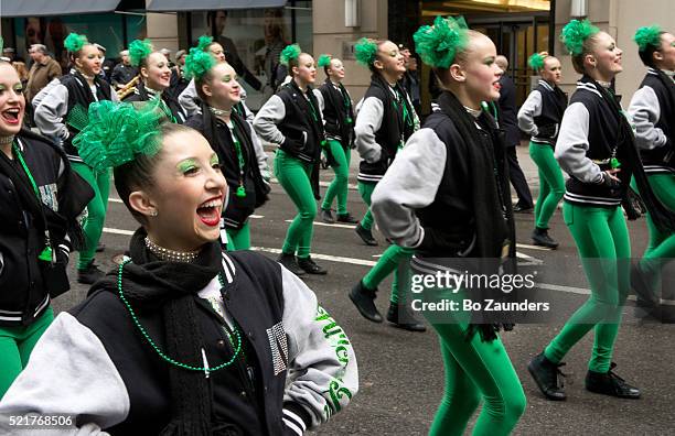 st. patrick's day parade - parade militaire photos et images de collection