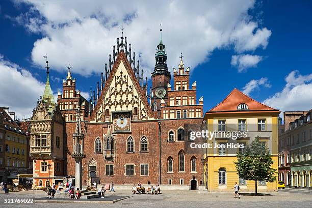 town hall in old market square - wroclaw photos et images de collection