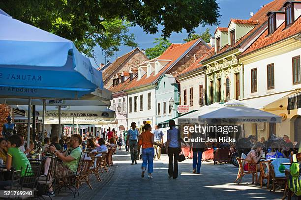 cafes along radiceva, a bustling street in the old town - zagreb - fotografias e filmes do acervo