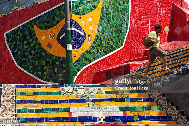 escadaria selaron in santa teresa, rio de janeiro. - escadaria fotografías e imágenes de stock