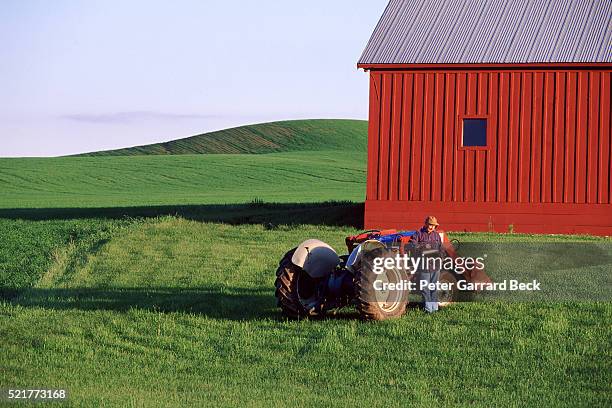 farmer on a coffee break - edificio agrícola fotografías e imágenes de stock