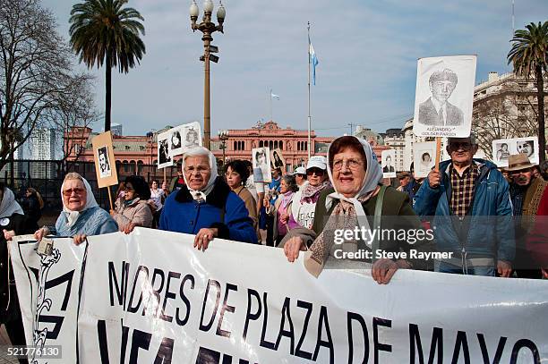 mothers of plaza de mayo demonstration in buenos aires - mothers of plaza de mayo stock pictures, royalty-free photos & images