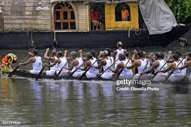 snake boats racing in punnamada lake at alleppey, kerala, india - kerala snake boat fotografías e imágenes de stock